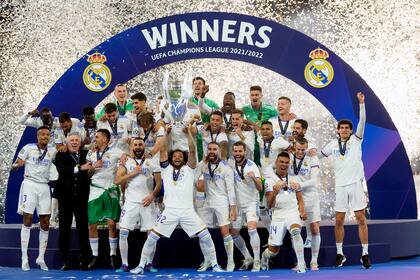 Marcelo levantando la UEFA Champions League 2021-22, su título 25 con el Real Madrid