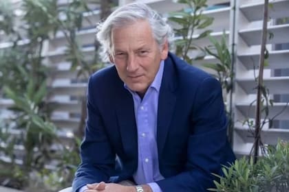 Marcelo Longobardi conduce la primera mañana de Radio Rivadavia y tiene larga trayectoria en los medios de comunicación