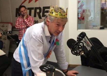 Marcelo Longobardi coronado y con banda presidencial en un momento delirante de Cada Mañana