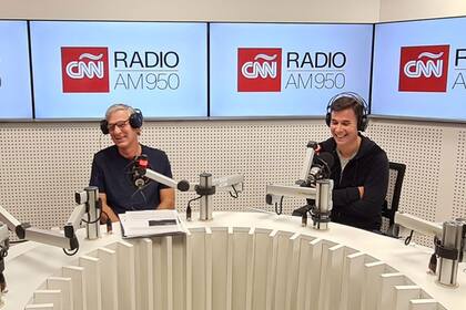 Marcelo Longobardi junto al periodista Juan Dillon. El debut de su nuevo programa en Radio CNN tuvo complicaciones técnicas