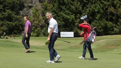 Marcelo Longobardi y su hijo Ignacio aprovecharon para jugar al golf durante sus vacaciones en Bariloche
