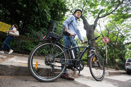 Marcelo López se va a trabajar todos los días en su bici eléctrica; el poco esfuerzo que hace le permite llegar a la oficina en óptimas condiciones