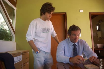 Marcelo Macarrón, viudo de Nora Dalmasso, junto a su hijo Facundo