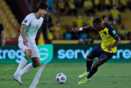 Marcelo Martins disputa el balón con Pervis Estupiñán