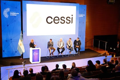 Marcelo Marzocchini, Pablo Fiuza, Gustavo Guaragna, Franco Boette y Gustavo Riesgo en el panel “Revolución de la IA: casos de la Industria del Software"