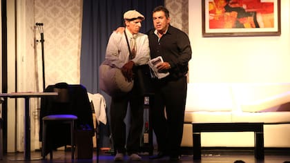 Diego Pérez y Marcelo Mazzarello en una de las tantas temporadas marplatenses que protagonizaron los actores