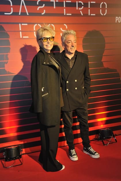 Marcelo Moura, cantante y tecladista de Virus, junto a su mujer, Andy Frank. La pareja se dejó ver radiante durante la velada