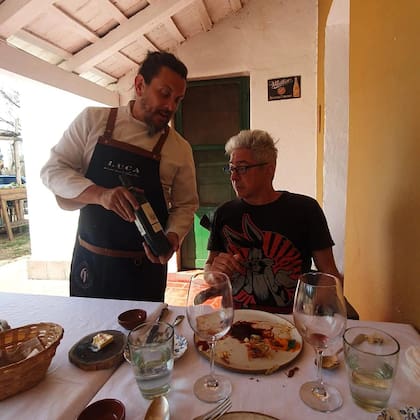 Marcelo Moura, exVirus, con Martín Altamirano, el chef.