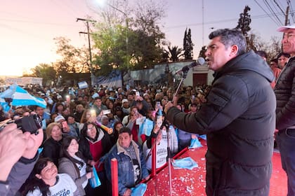 Marcelo Orrego, con su candidato a vice, Fabián Martín, en el cierre de campaña en Rawson, el departamento más poblado de San Juan