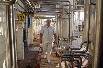 Marcelo Palmieri, uno de los pocos operarios activos en la planta láctea