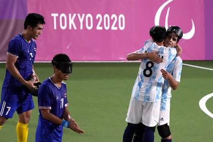 Marcelo Panizza (8) y Nicolás Veliz celebran el éxito frente a los tailandeses en Tokio.