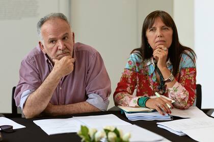 Marcelo Piñeyro y Claudia Piñeiro en la foto que anunciaba el inicio de producción de El reino