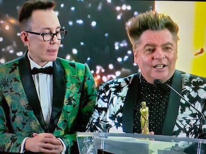 Marcelo Polino junto a Daniel Ambrosino, que recibió el Martín Fierro Latino para Intrusos