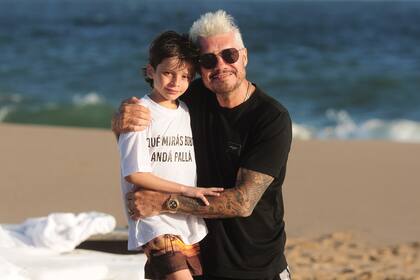 Marcelo posa con su hijo Lolo, que lució una remera con la frase de Messi que se hizo viral.
