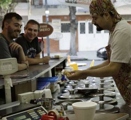 Marcelo prepara helados para Nicolás Nieva y Guillermo Baran