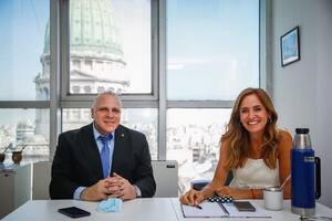 Marcelo Puella, funcionario de Seguridad, con Victoria Tolosa Paz; ambos respaldaron ayer al Presidente en el acto por los tres años de gestión