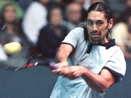 Marcelo Ríos en acción frente a Hernán Gumy; el mejor jugador chileno fue uno de los que intentó evitar los incidentes