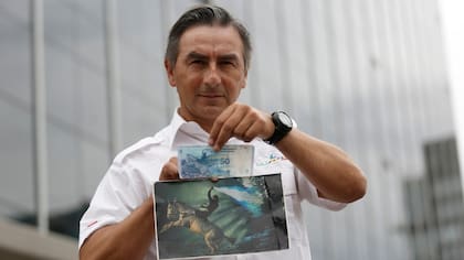 Marcelo Royo Celano con su foto y el billete de $ 50