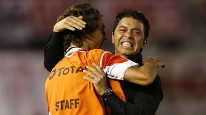 Marcelo se abraza con Nahuel, en el triunfo ante Boca por la Sudamericana