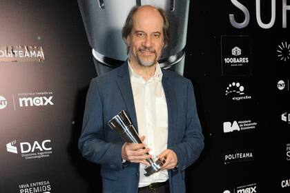 Marcelo Subiotto con su premio al mejor actor protagónico en la mano