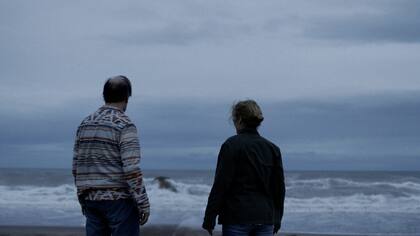 Marcelo Subiotto y Mara Bestelli, en Mar de las Pampas, donde se rodó el film