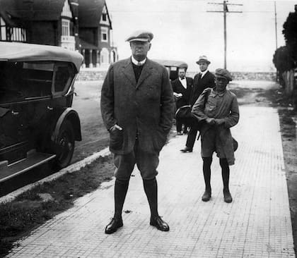 Marcelo T. de Alvear llegando al Golf Club Mar del Plata, 1927