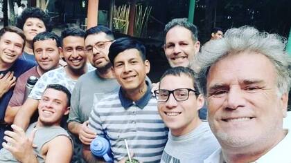 Marcelo "Teto" Medina junto a los jóvenes que concurren a La Razón de Vivir