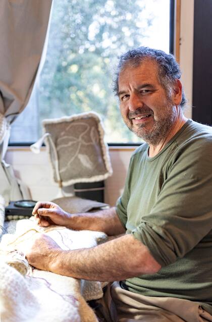 Marcelo tiene en Encuentro Silvestre su casa y taller de tejido artesanal y sustentable para su propio proyecto, Lana & Armonía