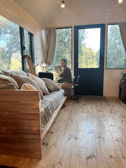 Marcelo tiene una mesa de trabajo en el interior de la casa