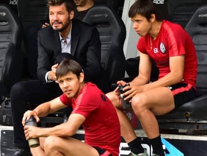 Marcelo Tinelli con los hermanos Romero; el presidente tuvo que calmar las aguas tras los incidentes en el vestuario de Córdoba