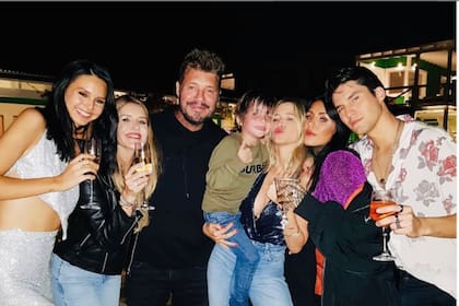 Marcelo Tinelli y Guillermina Valdes junto a Juana, Micaela, Candelaria y Francisco, los cuatro hijos del conductor y Lorenzo, su hijo en común