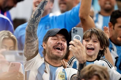 Marcelo Tinelli fue a Qatar a alentar a la selección argentina junto a Lorenzo, su hijo