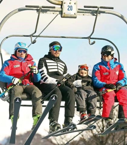 Marcelo Tinelli junto a su hijo, en la aerosilla del Cerro Castor