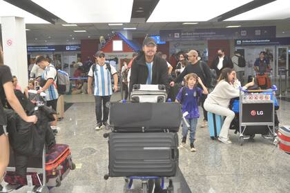 Marcelo Tinelli junto a su hijo Lolo, al arribar al país