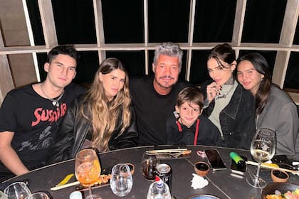Marcelo Tinelli junto a sus cinco hijos