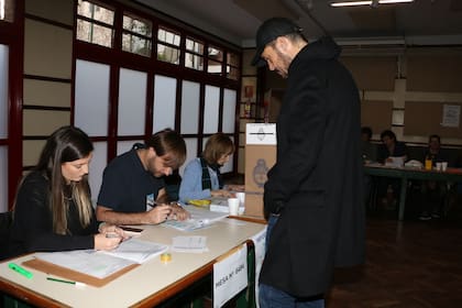 Marcelo Tinelli, pasadas las 11 de la mañana, se presentó en la Colegio Bayard y votó
