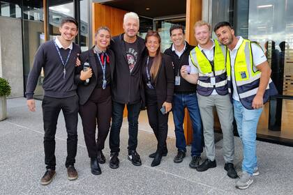 Marcelo Tinelli posando para la foto antes de volar hacia Punta del Este