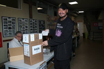 Marcelo Tinelli se acercó a votar con un look deportivo que incluyó una gorra a tono y una remera musical con la inscripción de Duran Duran