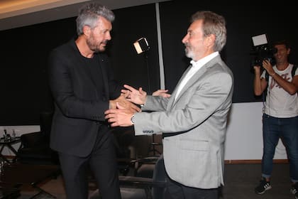 Marcelo Tinelli y Daniel Vila al momento de la firma de contrato 