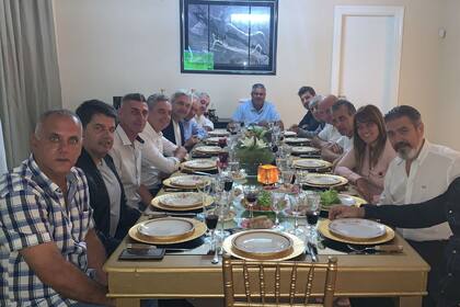 Claudio Tapia con los dirigentes de los clubes, incluidos los que antes estaban en la vereda opuesta, como Tinelli; en la mesa no está River