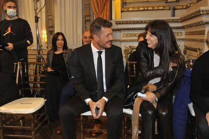 Marcelo Tinelli y Paula Robles fueron a ver a Juana Tinelli desfilando en el teatro Colon en el marco de la semana de la alta costura.