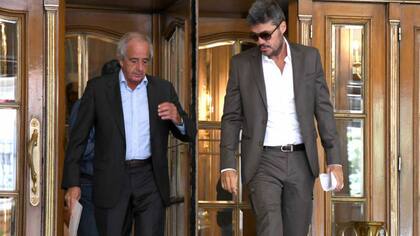 Marcelo Tinelli y Rodolfo D''Onofrio a la salida del hotel Alvear