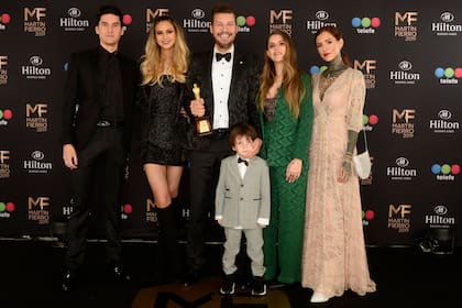 Marcelo Tinelli junto a sus hijos, luego de recibir el Martín Fierro que Aptra le entregó en reconocimiento a su trayectoria