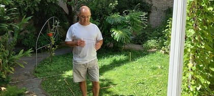 Marcelo Todeschini aplica técnicas radiestésicas para detectar zonas de desequilibrio energético en el terreno y en la vivienda