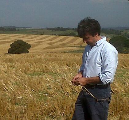 Marcelo Torres, con un rastrojo de trigo