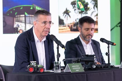 Marcelo Traldi, vicepresidente de Fendt y Valtra para Latinoamérica, y Emiliano Ferrari Gerente Senior Ventas Fendt y Valtra Hispanoamérica, durante la presentación de la marca.