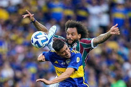 Marcelo va con la pierna en alto en la disputa de la pelota con Miguel Merentiel; Fluminense logró la Copa Libertadores por primera vez.