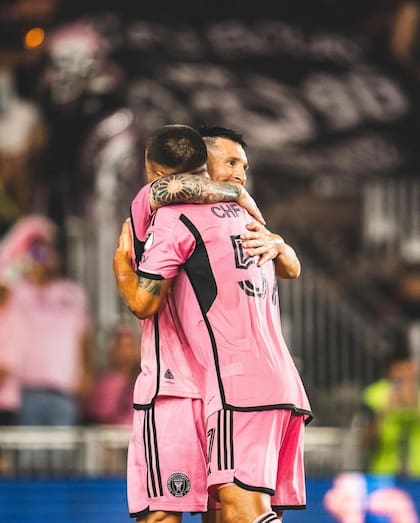 Marcelo Weigandt abrazado a Lionel Messi, su compañero en Inter Miami y de quien aprende mucho día a día