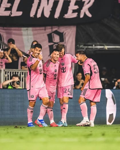 Marcelo Weigandt celebrando un tanto de Inter junto a Julian Gressel, Lionel Messi y Luis Suárez