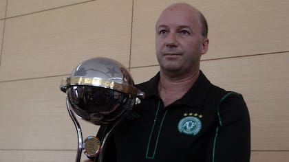 Marcelo Zolet, dirigente de Chapecoense, con la replica de la Copa Sudamericana que le regaló al club Independiente de Santa Fe, el último campeón
